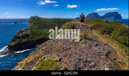 Homme randonnée, l'île Lord Howe, New South Wales, Australie Banque D'Images