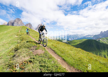 L'homme et la femme vtt le long trail, Dolomites, Italie Banque D'Images