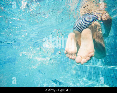 Sous-vue de girl in a swimming pool