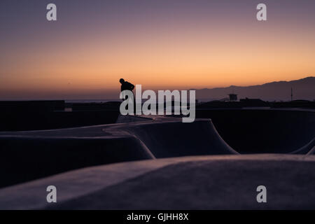 Silhouette d'un skateboarder, Venice Beach, Californie, États-Unis Banque D'Images