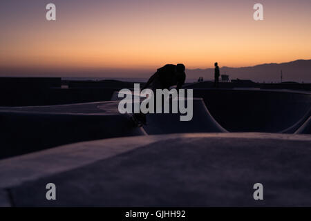 Silhouette d'un skateboarder, Venice Beach, Californie, États-Unis Banque D'Images