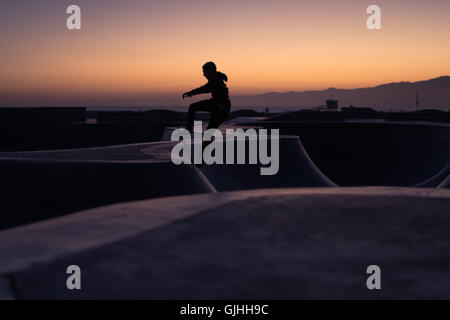 Silhouette d'un skateboarder, Venice Beach, Californie, États-Unis Banque D'Images