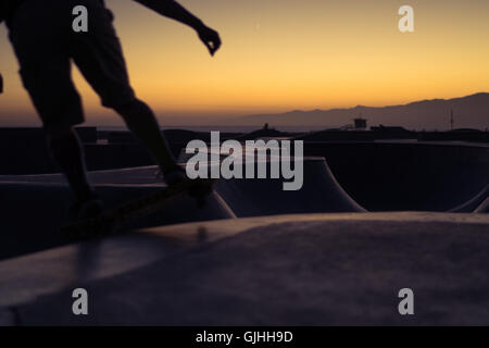 Silhouette d'un skateboarder, Venice Beach, Californie, États-Unis Banque D'Images