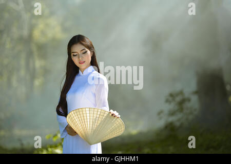 Portrait d'une femme en costume traditionnel, Vietnam Banque D'Images