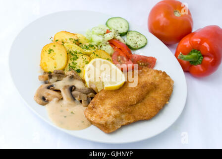 Escalope panée avec salade 9 Banque D'Images