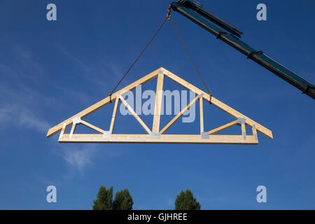 Charpente en bois suspendu de Crane UK Banque D'Images