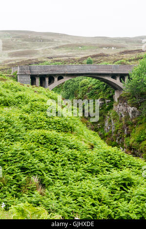 Le pont vers nulle part à Tolsta sur l'île de Lewis dispose dans le roman Le Chessmen par Peter May. Banque D'Images