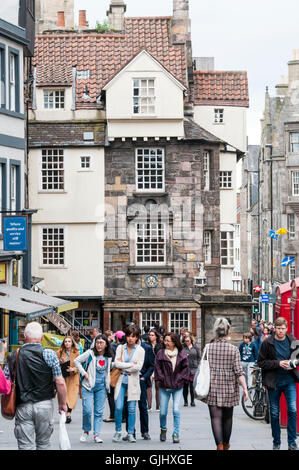 La maison de John Knox dans Canongate sur le Royal Mile d'Édimbourg. Banque D'Images