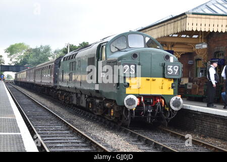 Locomotive Diesel de la classe 37 à Sheringham gare sur le chemin de North Norfolk. Banque D'Images