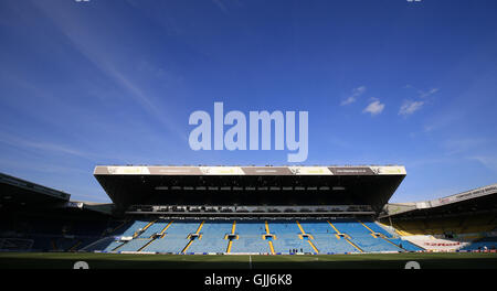 Une vue générale à l'intérieur avant d'Elland Road le ciel parier match de championnat. Banque D'Images