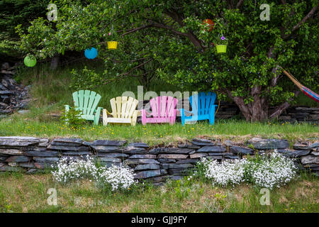 Un jardin avec des chaises Adirondack, près de Bay Roberts, Terre-Neuve et Labrador, Canada. Banque D'Images