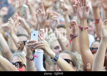 Les fans de musique en agitant les bras en l'air à un festival de musique Banque D'Images