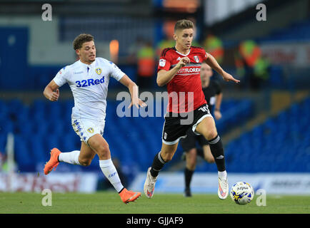 Le Leeds United Kalvin Phillips (à gauche) et Fulham's Tom Cairney bataille pour le ballon pendant le match de championnat Sky Bet à Elland Road, Leeds. Banque D'Images