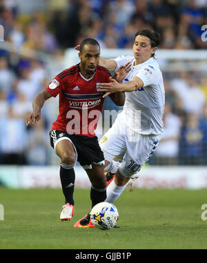 Leeds United's Marcus Antonsson (à droite) et de Denis Odoi Fulham bataille pour le ballon pendant le match de championnat Sky Bet à Elland Road, Leeds. Banque D'Images