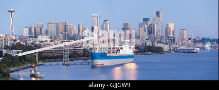 La vue panoramique de Seattle Downtown après au crépuscule (Washington). Banque D'Images