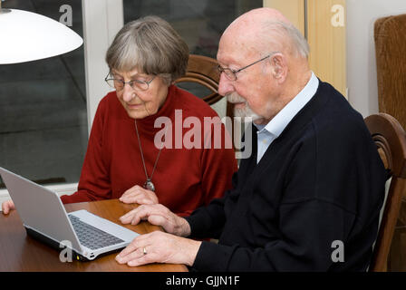 Vieux couple sur comuter Banque D'Images