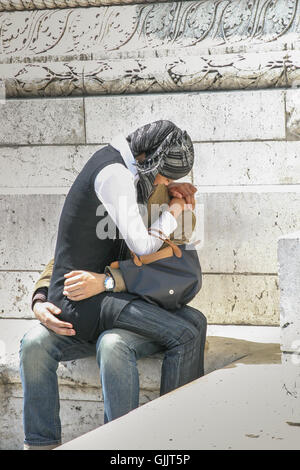 Young couple embracing in Paris, France - circa 2009. Banque D'Images