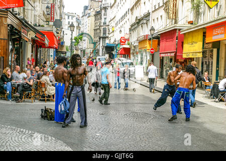 Capoeristas montrer leurs compétences Capoeria sur une rue de Paris. Banque D'Images