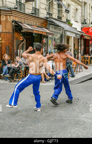 Capoeristas montrer leurs compétences Capoeria sur une rue de Paris. Banque D'Images