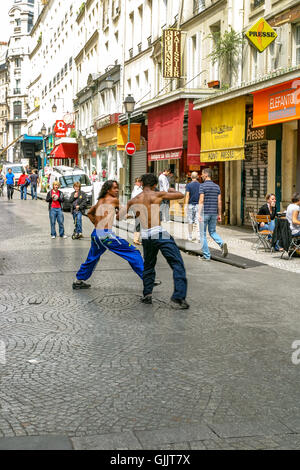 Capoeristas montrer leurs compétences Capoeria sur une rue de Paris. Banque D'Images