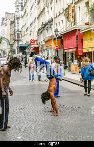 Capoeristas montrer leurs compétences Capoeria sur une rue de Paris. Banque D'Images