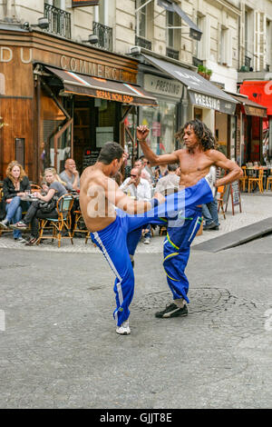 Capoeristas montrer leurs compétences Capoeria sur une rue de Paris. Banque D'Images