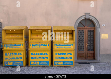Caritas utilisé des sacs, vêtements et chaussures dans les conteneurs de collecte Cividale del Friuli, Italie Banque D'Images