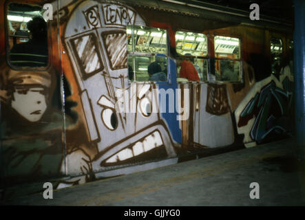 Graffiti illégal sur une voiture de métro à New York. La murale a été réalisée par l'artiste métro Duster. Banque D'Images