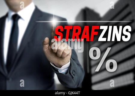 Strafzins (en allemand) d'intérêt négatifs écran tactile est exploité par l'homme d'affaires. Banque D'Images