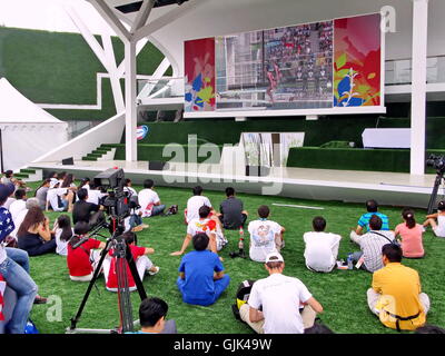Un groupe de spectateurs ont regardé les épreuves sur les grands écrans au Jeux Olympiques de Pékin de 2008 sur Aug.10 en Chine. Banque D'Images