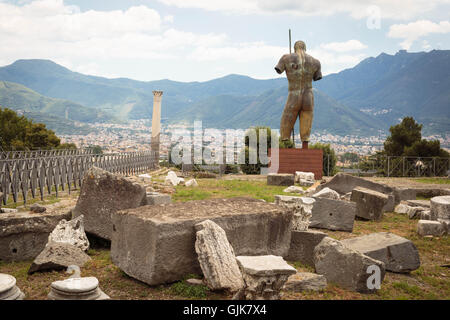 Ruines de l'ancienne ville romaine de Pompéi sur une journée d'été. Banque D'Images