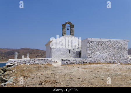 Chapelle au sommet d'une colline dans l'île de Kythnos, Cyclades, Grèce Banque D'Images