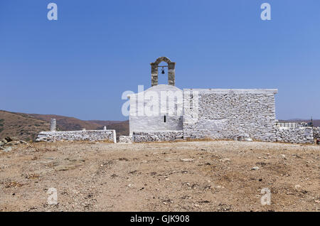 Chapelle au sommet d'une colline dans l'île de Kythnos, Cyclades, Grèce Banque D'Images