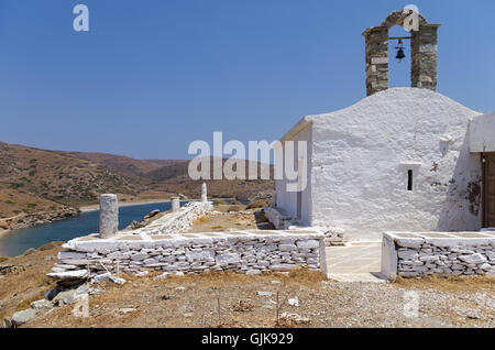 Chapelle au sommet d'une colline dans l'île de Kythnos, Cyclades, Grèce Banque D'Images