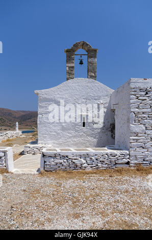 Chapelle au sommet d'une colline dans l'île de Kythnos, Cyclades, Grèce Banque D'Images