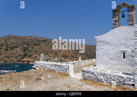 Chapelle au sommet d'une colline dans l'île de Kythnos, Cyclades, Grèce Banque D'Images