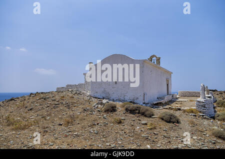 Chapelle au sommet d'une colline dans l'île de Kythnos, Cyclades, Grèce Banque D'Images