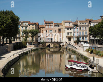 Canal de la Robine dans le centre-ville de Narbonne, dans le sud de la France Banque D'Images