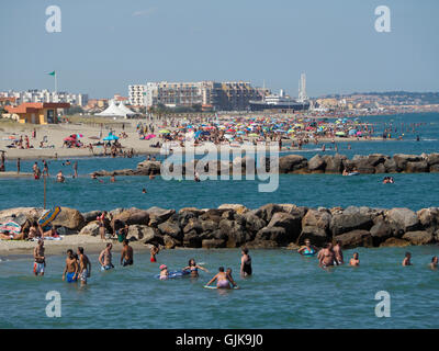 La côte de l'hôtel Le Barcarès avec beaucoup de gens profiter de la mer méditerranée, Pyrénées Orientales, dans le sud de la France Banque D'Images