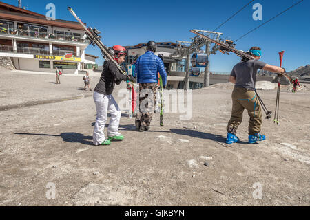 Les skieurs de ski de portage sur l'épaule off piste de ski près de la station de relevage à câbles Gletscherbus dans la Zillertal, Autriche Banque D'Images