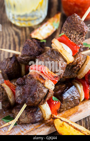 Brochettes de boeuf grillé avec légumes shishkabab Banque D'Images