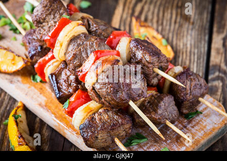 Brochettes de boeuf grillé avec légumes shishkabab Banque D'Images