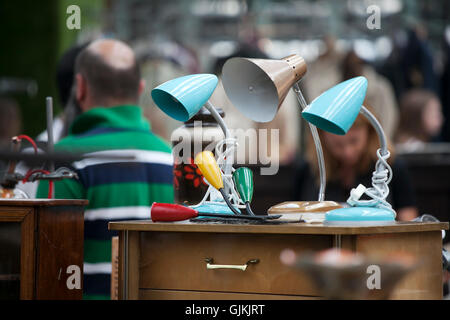 Londres, Royaume-Uni - 17 juillet, 2016. Marché de Spitalfields Antic. old vintage lampe dans le style des années 70 sur la table de chevet pour Banque D'Images