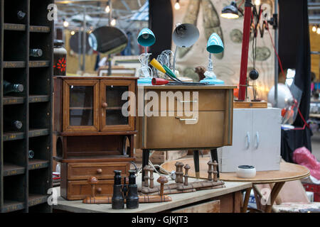 Londres, Royaume-Uni - 17 juillet, 2016. Marché de Spitalfields Antic. old vintage lampe dans le style des années 70 sur la table de chevet pour Banque D'Images