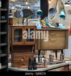 Londres, Royaume-Uni - 17 juillet, 2016. Marché de Spitalfields Antic. old vintage lampe dans le style des années 70 sur la table de chevet pour Banque D'Images