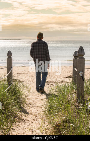 L'homme dans le passage libre à Old Orchard Beach Pier et de la promenade dans le Maine. Banque D'Images