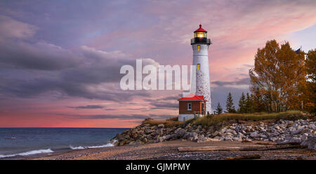 Que la lumière du jour commence à crépuscule, le CRISP Point Lighthouse au coucher du soleil sur le lac Supérieur, Upper Peninsula, Michigan, USA Banque D'Images