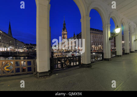 Photographie de nuit de l'hôtel de ville de Hambourg Banque D'Images