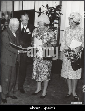 Charlie Chaplin reçoit le prix Erasmus au Congrès, avec le prince Bernhard, la reine Juliana et la princesse Beatrix. Cette cérémonie de remise des prix a eu lieu aux pays-Bas, en hommage à la contribution de Chaplin au cinéma et à la culture. Banque D'Images