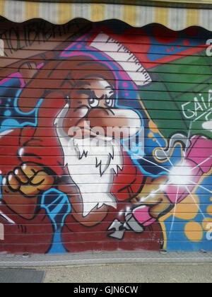 Œuvre de Street art ou graffiti située à Rome, reflétant la culture urbaine contemporaine de la ville et l'expression artistique dans les espaces publics. Banque D'Images